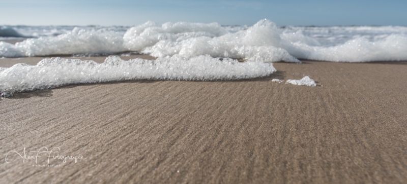 Schuim-op-het-strand